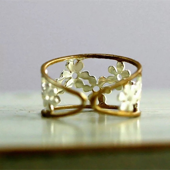 Daisy Antique Silver and Gold Adjustable Ring - Picture 7 of 9